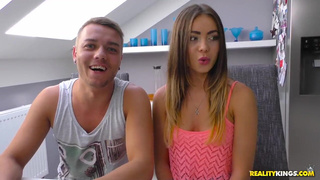 Брат лижет вагину сестры и ебет ее на диване