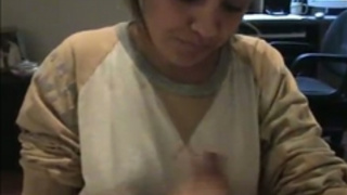 Юная малышка теребонькает своем другу возбуждённый хуек