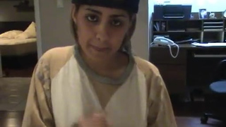 Юная малышка теребонькает своем другу возбуждённый хуек