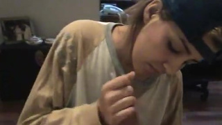 Юная малышка теребонькает своем другу возбуждённый хуек