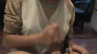 Юная малышка теребонькает своем другу возбуждённый хуек