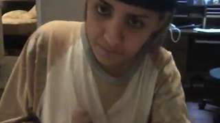 Юная малышка теребонькает своем другу возбуждённый хуек