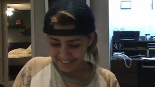 Юная малышка теребонькает своем другу возбуждённый хуек