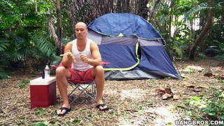 Грудастую нимфоманку почти поймали на измене на природе