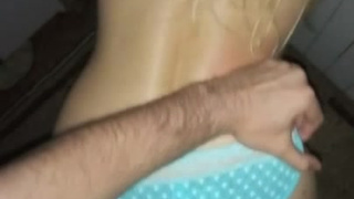 Чувак снял на телефон как пендюрит белокурую красотку в позе раком