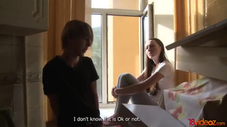 Отдал русскую малышку другу и смотрит на еблю