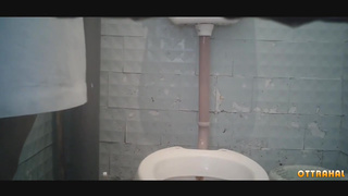 Медсёстры и врачи писают в женском туалете московской клиники