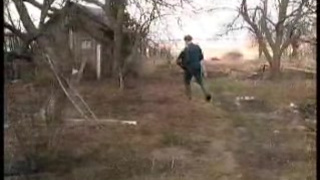 Русская блядь посасывает на улице в селе