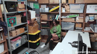 Охранник магазина чпокает грудастую воровку в подсобке