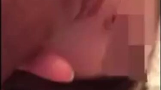 Телка рассказывает по телефону как облизывает хуец