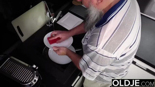 Возбужденный дедушка дрючит внучку за её откровенный вид