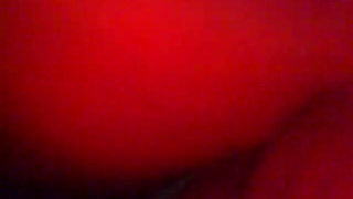 Привычно наблюдает как любимая шпилится с двумя