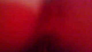 Привычно наблюдает как любимая шпилится с двумя