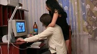 Брат трахнул свою сестру на полу пока они были сами дома