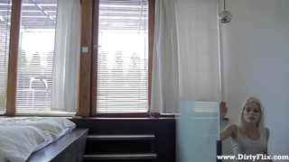 Пылко ебёт блондиночку на четвереньках на диване