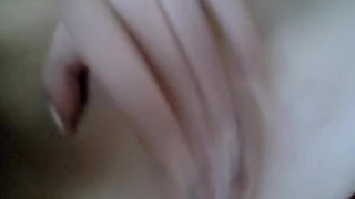 Красотка потирает свою влажную пещерку на диване