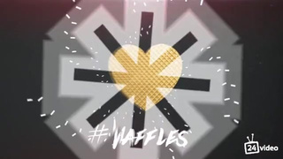 Громко стонет от удовольствия, сношая киску о хуец