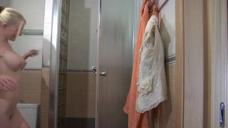 Белокурая Красотка пристает к девушке в душе