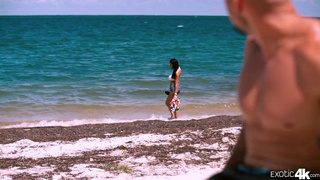 Пихает в пизденку брюнетки половой инструмент