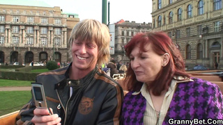 Старушку в чулах чпокают в волосатую киску большим членом