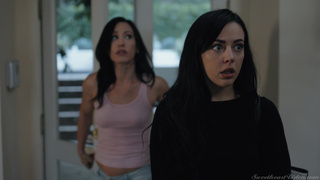 Лесби развлекаются на вилле в большой постели