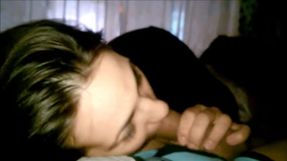 Отсасывает ночью и балдеет