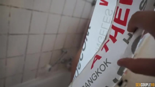 Мастурбирует хуец ногами в ванной