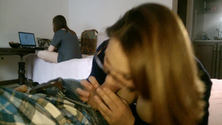 Сучка в больших очках страстно берет на клык