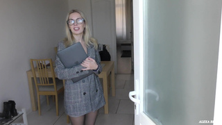 Риэлторша в очках долбится с русским клиентом, чтобы повысить свои продажи