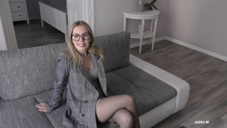 Риэлторша в очках долбится с русским клиентом, чтобы повысить свои продажи