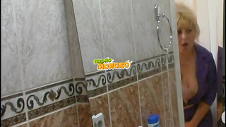 Любопытная русская взрослая пышка подсмотрела за молоденьким в ванной и дала
