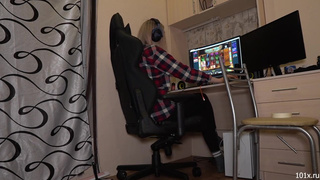 Развратница посасывает хуек пацыка своей лучшей подруги пока та не видит