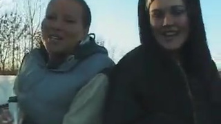 Девченки посадили сучку на бутылку