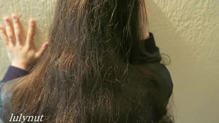 Русская дамочка трахнулась в анал за деньги в подъезде