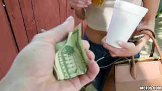 Небритый пикапер долбит белокурую худышку здоровым концом на заброшке