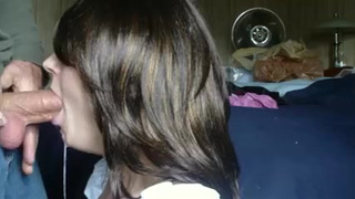 Брюнетка глубоко глотает хуек своего благоверного