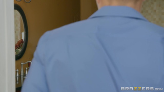 Грудастая брюнетка обсасывает и ебется в душе