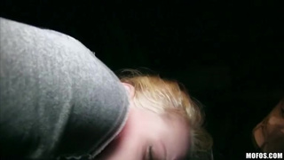 Мужик разводит на секс горячу потрясную барышню в машине