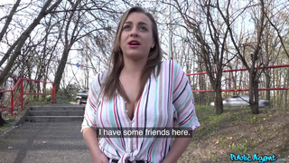 Грудастенькая русская туристка прыгает на конце чешского пикапера в парке