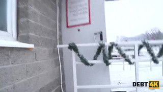 Коллектор жестко дрючит в позе раком рыжую русскую должницу