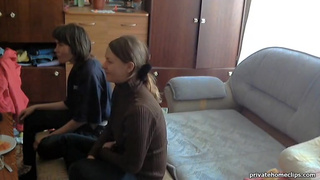 Две барышни ласкают большой хуй своего дружка