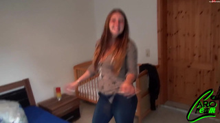 Ебет по собачьи соседку у себя дома