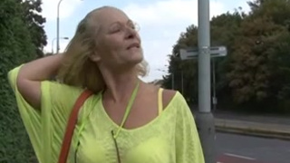 Домашнее порно где бабулька облизывает розовый стояк