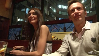 Юной человек хорошо чпокнул свою смазливую красотку на диване