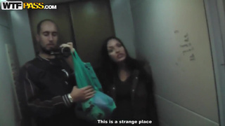 Русская особа глядя в глаза паренька открыла ротик для минета