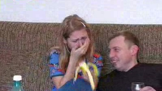 Мужчина раздвинул ножки пьяной прошмандовке и выебал ее