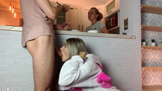 А мамка нас точно не заметит? Сестра соблазняет на инцест в одном доме с родителями