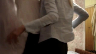 Муженек активно трахает белокурую красотку в трусиках