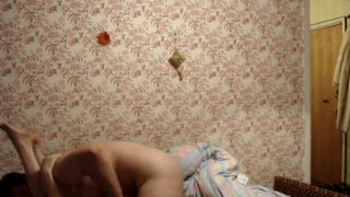 Муженек активно трахает белокурую красотку в трусиках