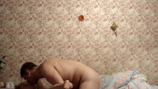 Муженек активно трахает белокурую красотку в трусиках